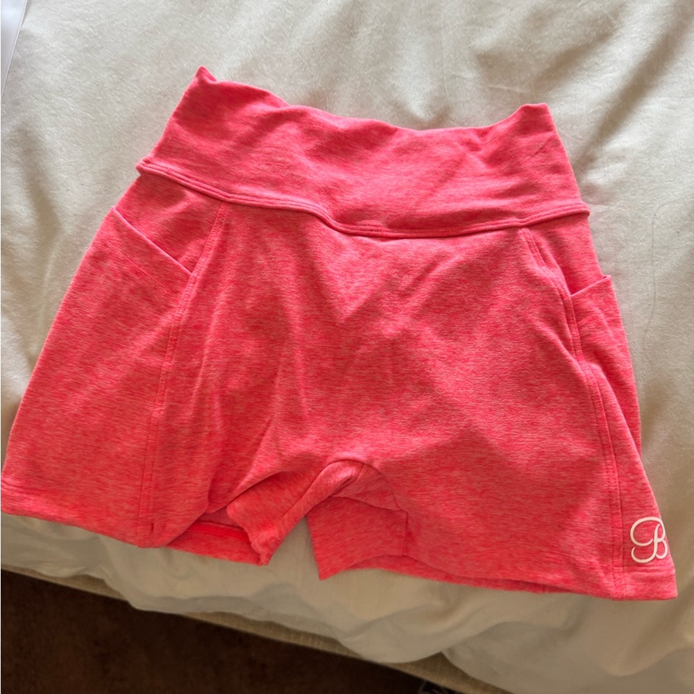 Bombshell curves shorts scrunch butt